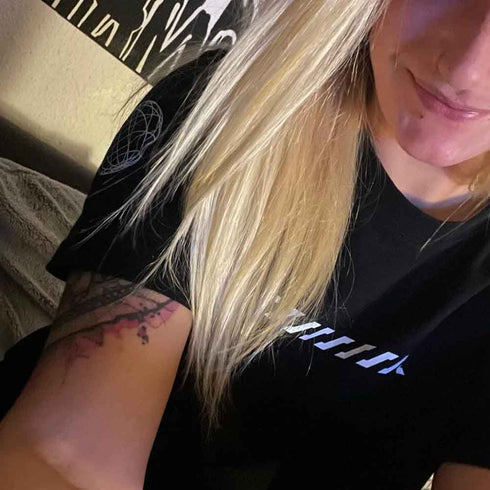Virtual Rave T-Shirt getragen von Raver Girl im Zimmer